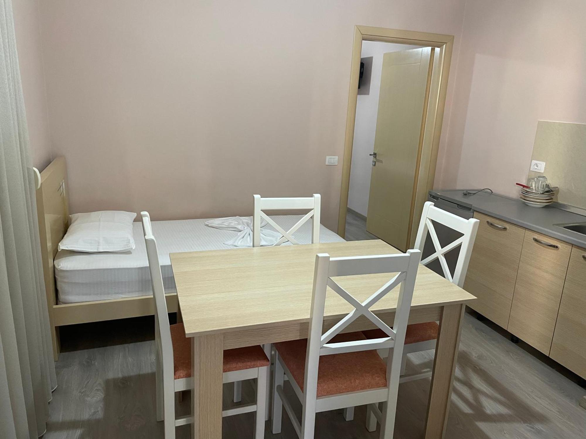 Rent Rooms Kapri Pogradec Exteriör bild